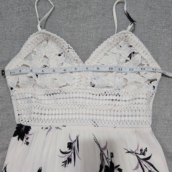 Love Tree White Floral Dress with Crochet Top and Tiered Bottom Size Small - Picture 8 of 10